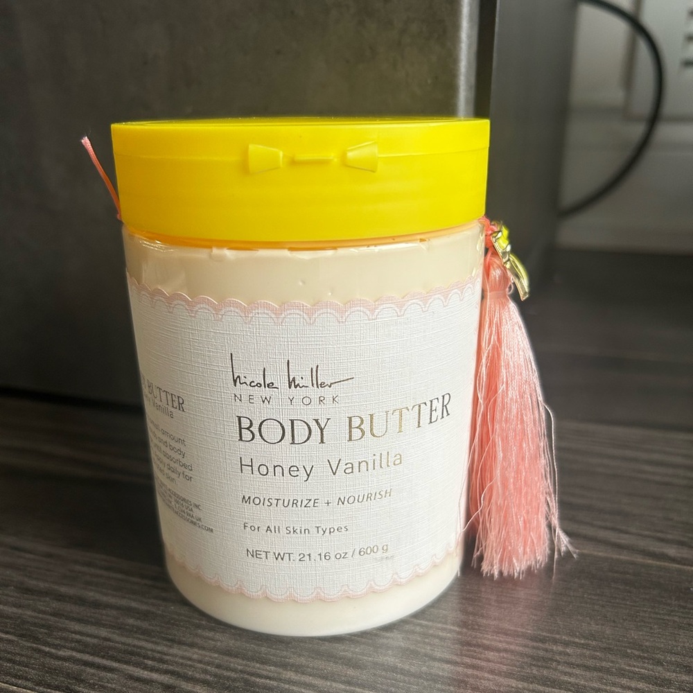 76- Nicole Miller, honey vanilla body butter 600g